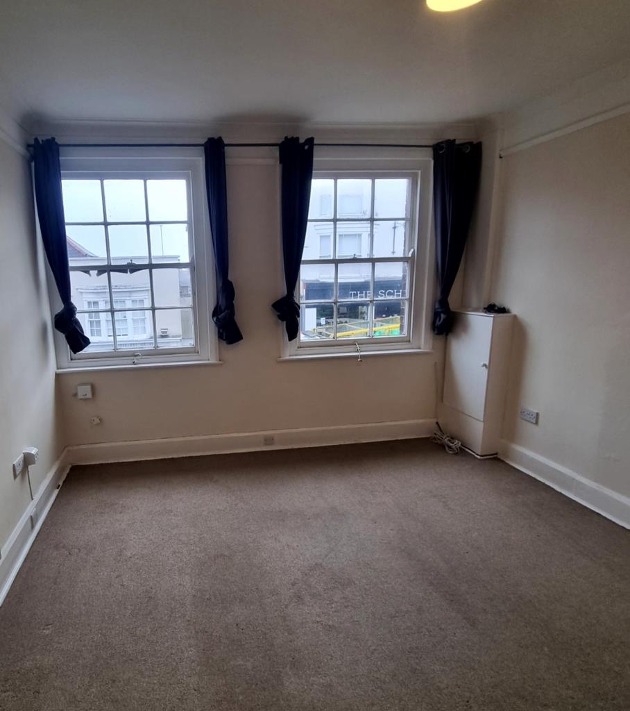 Lot: 184 - TWO-BEDROOM TOWN CENTRE MAISONETTE FOR INVESTMENT OR OWNER OCCUPATION - View of the living room
